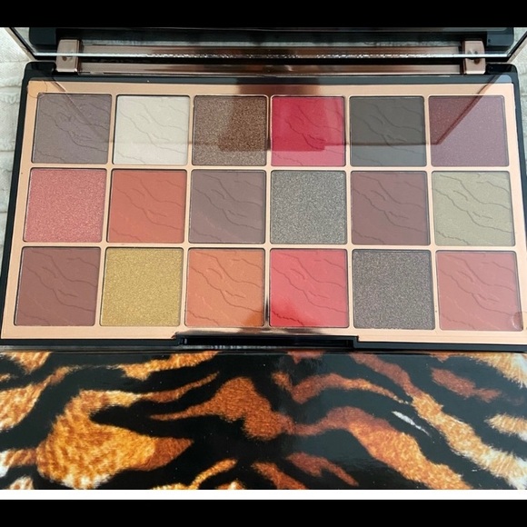 Make up revolution eye shadow palettes - Picture 11 of 12